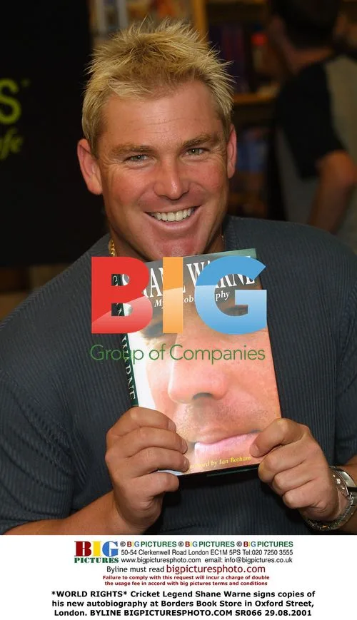 Shane Warne signs autobiography at Borders