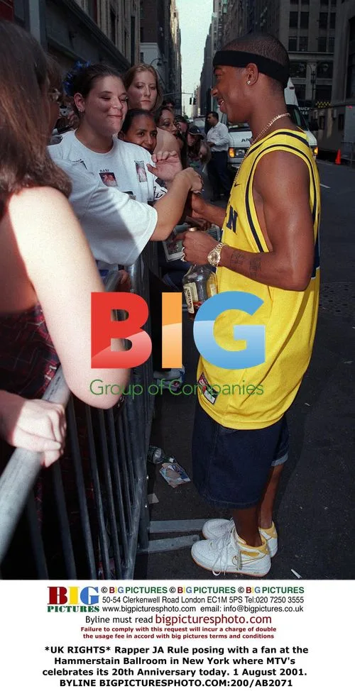 JA Rule poses with fan at MTV 20th Anniversary