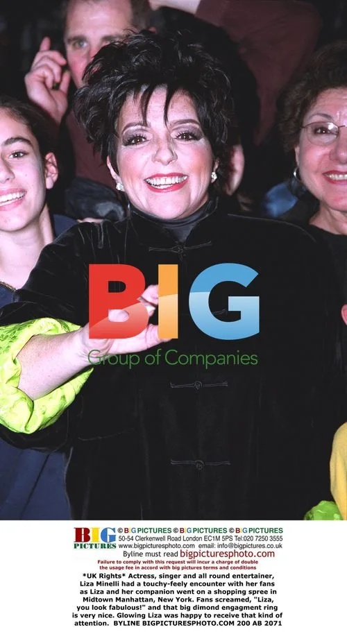 Liza Minnelli Enjoys Attention in Midtown