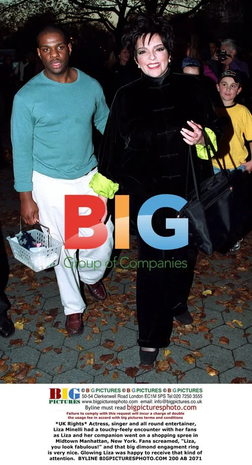 Liza Minelli Shopping with Companion