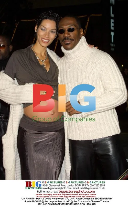 EDDIE MURPHY & wife NICOLE at 'Ali' premiere