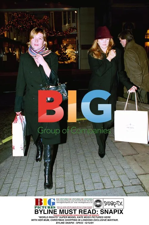 Kate Moss Christmas Shopping with Mum in Mayfair