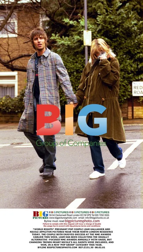 PREGNANT LIAM GALLAGHER AND NICOLE APPLETON NEAR HOME
