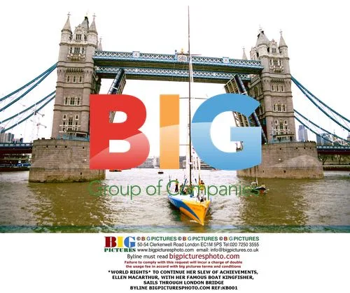 Ellen MacArthur sails Kingfisher through London Bridge
