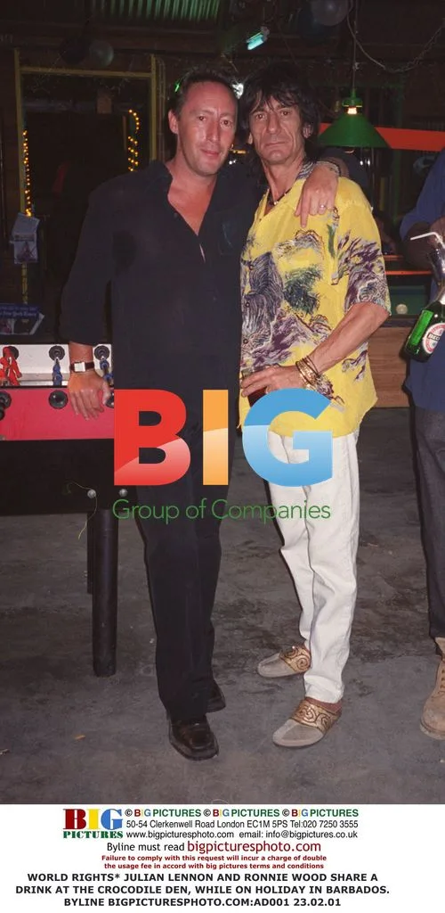 LENNON AND WOOD SHARE DRINK IN BARBADOS