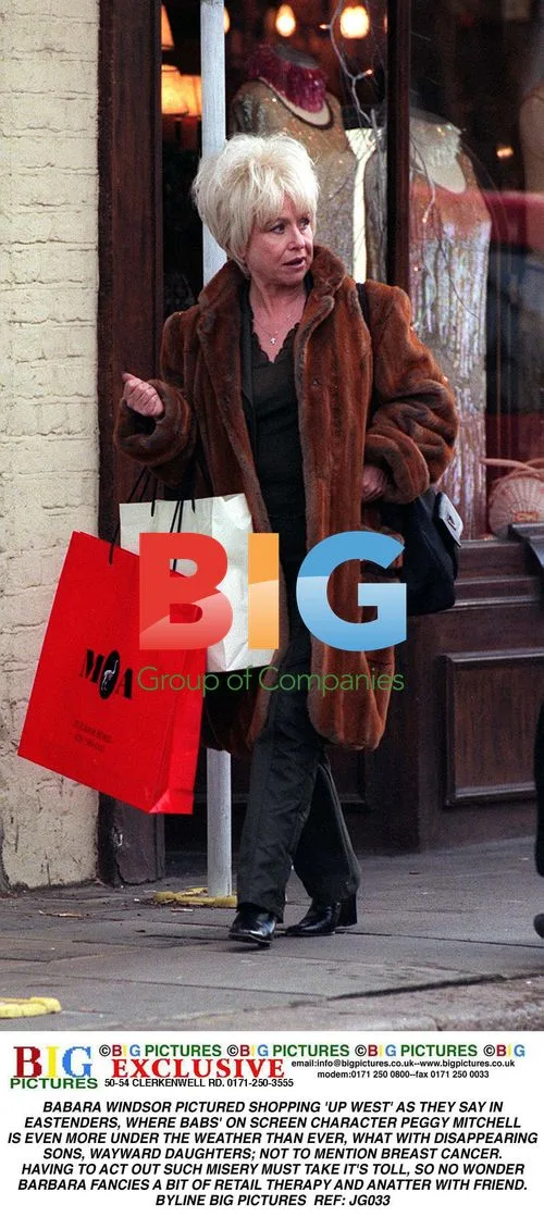 BARBARA WINDSOR SHOPPING IN LONDON