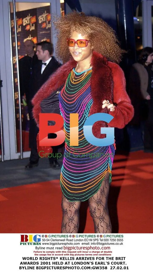 KELLIS ARRIVES FOR THE BRIT AWARDS 2001