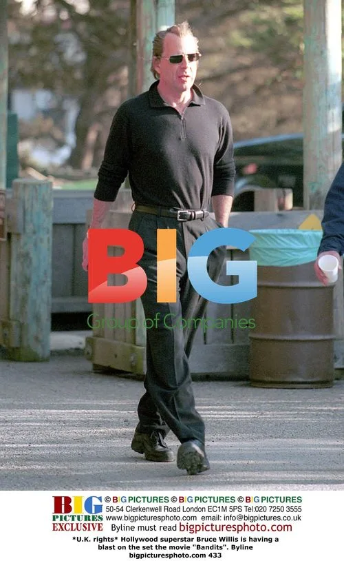 Bruce Willis on set of "Bandits"