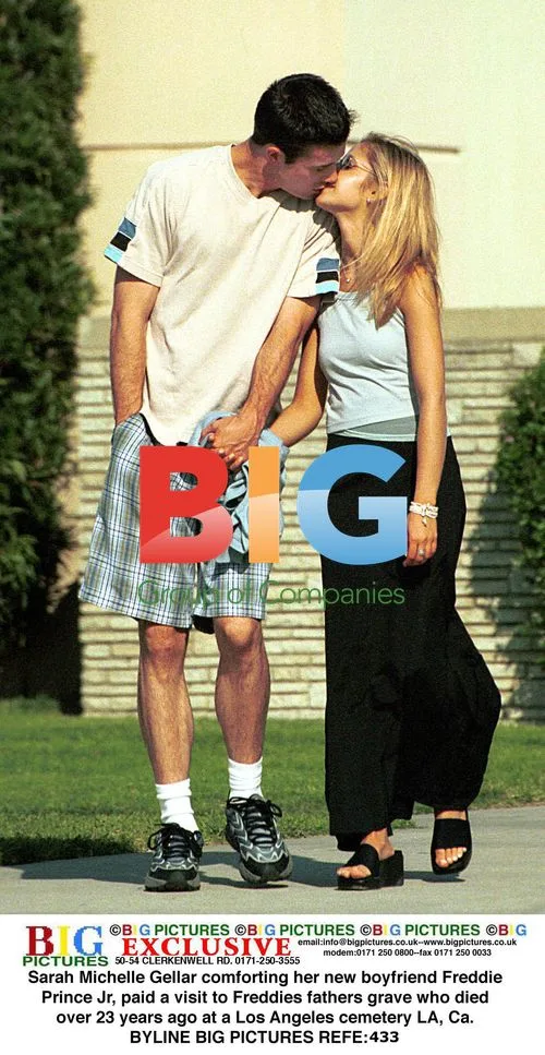 Sarah Michelle Gellar and Freddie Prinze Jr. at cemetery