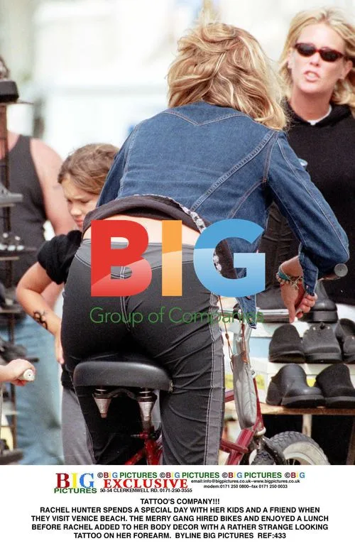 Rachel Hunter gets tattoo with kids in Venice Beach