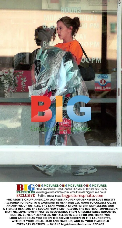 Jennifer Love Hewitt Visits Laundrette