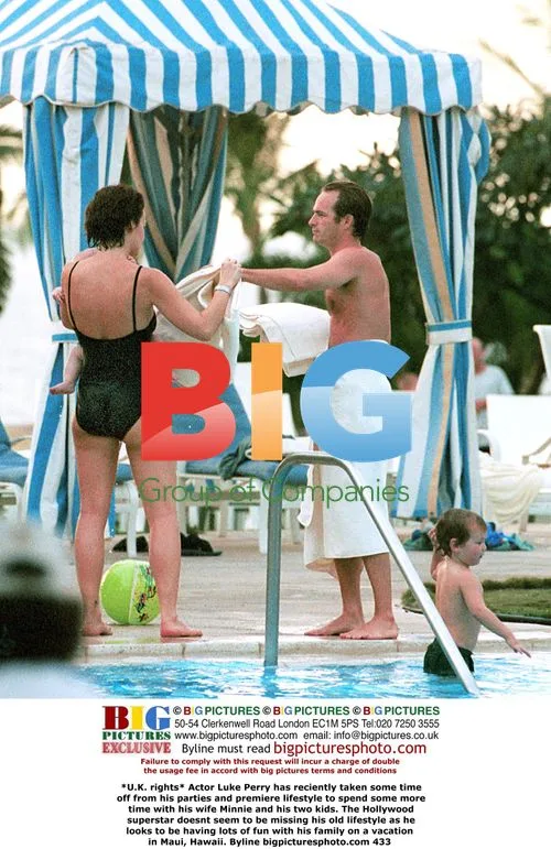 Luke Perry Takes Family Vacation in Maui
