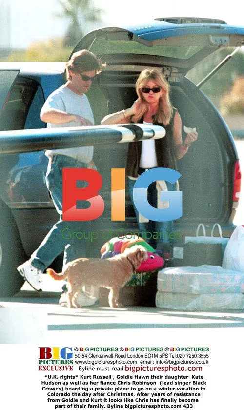 Kurt Russell, Goldie Hawn, Kate Hudson and Chris Robinson board private plane