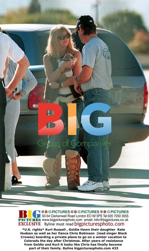Kurt Russell, Goldie Hawn, Kate Hudson, and Chris Robinson Depart for Vacation