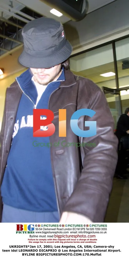 Wary LEONARDO DICAPRIO at LAX