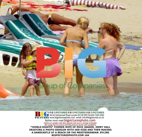 Jerry Hall with Kids at Mediterranean Beach