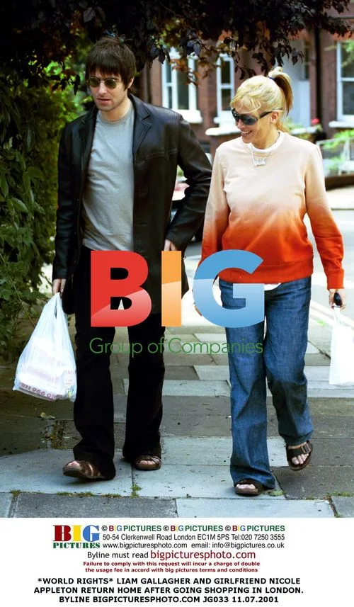 Liam Gallagher and Nicole Appleton return home from shopping
