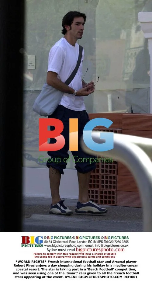 Robert Pires Enjoys Holiday Shopping