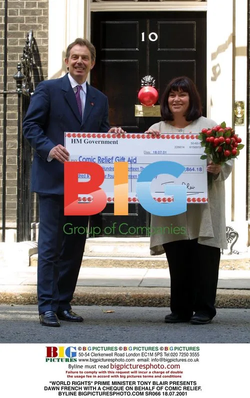 PM BLAIR PRESENTS DAWN FRENCH WITH COMIC RELIEF CHEQUE