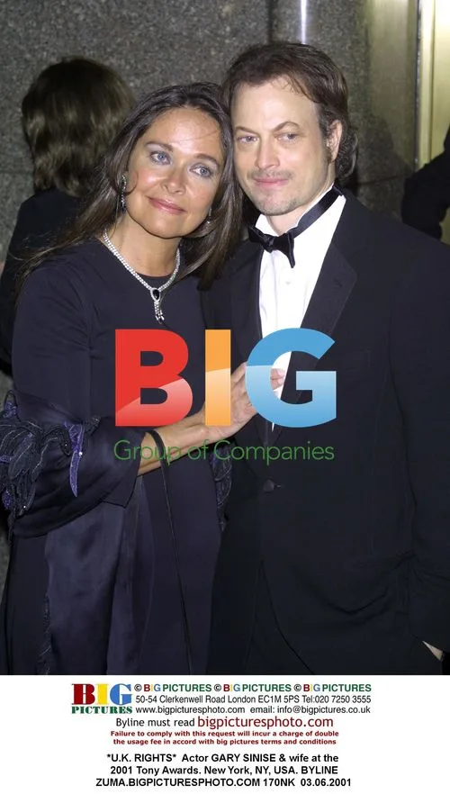 Gary Sinise & wife at 2001 Tony Awards