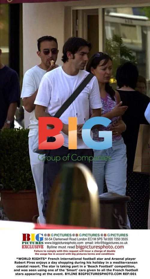 Robert Pires Enjoys Shopping on Holiday