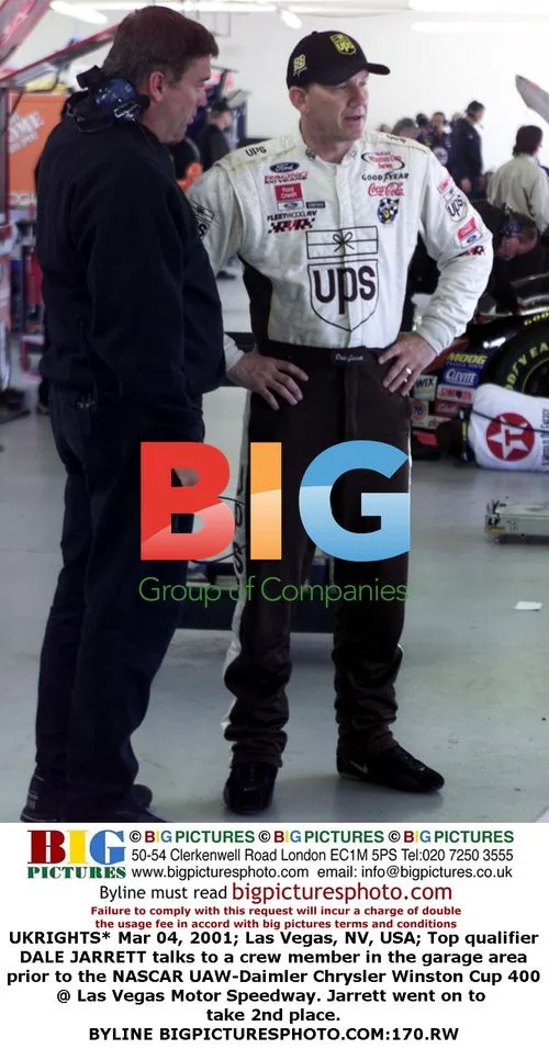 Dale Jarrett talks to crew
