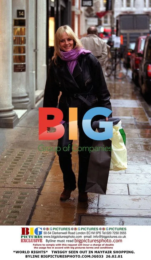 TWIGGY SEEN OUT IN MAYFAIR SHOPPING