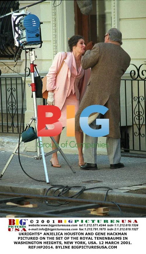 Anjelica Houston and Gene Hackman on Royal Tenenbaums set