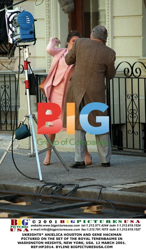 Anjelica Houston and Gene Hackman on The Royal Tenenbaums set
