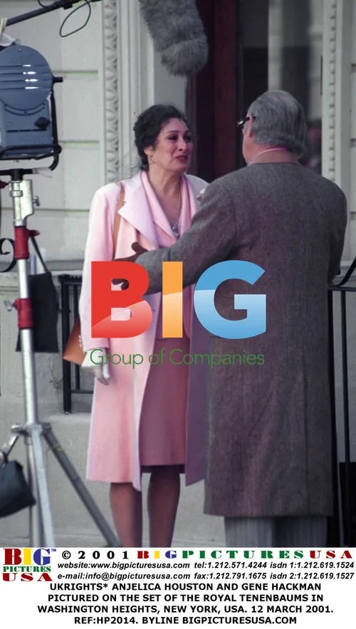 Anjelica Houston and Gene Hackman on Royal Tenenbaums set