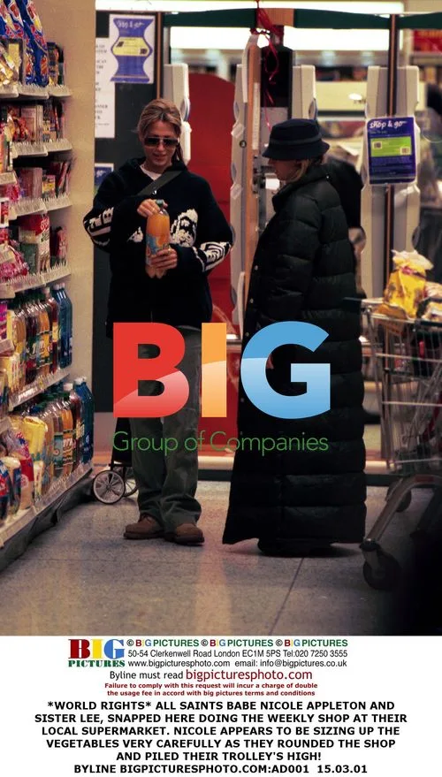 Nicole Appleton and Sister Lee Shopping