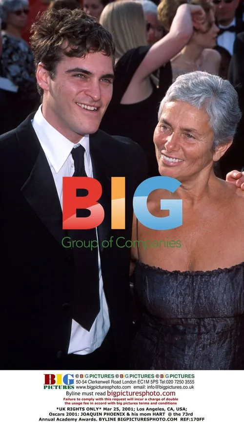 Joaquin Phoenix & mom Hart at Oscars 2001