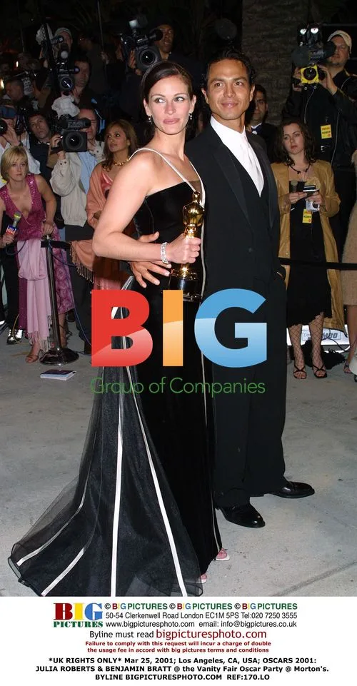 Julia Roberts & Benjamin Bratt at Vanity Fair Oscar Party