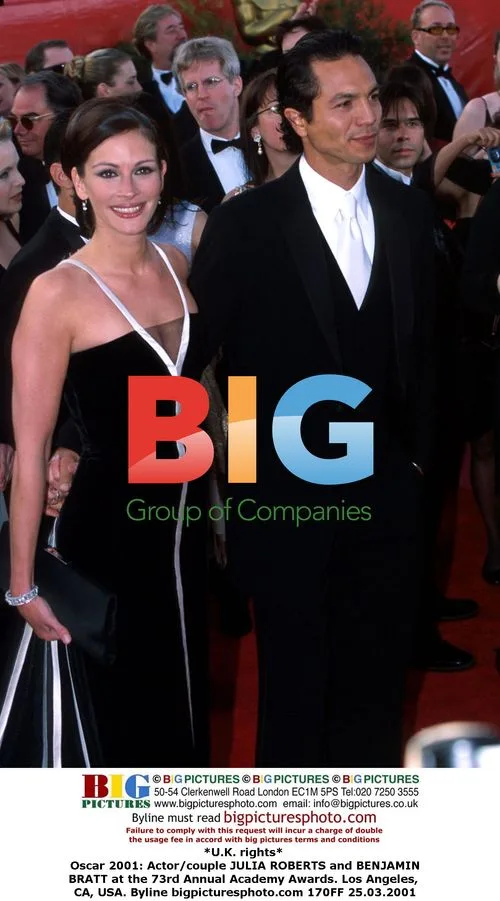 Julia Roberts and Benjamin Bratt at Academy Awards
