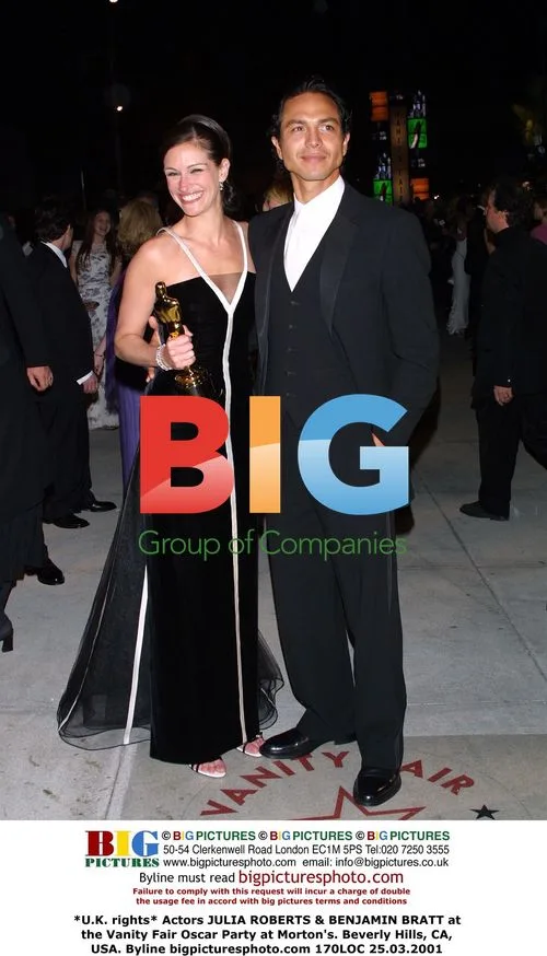 JULIA ROBERTS & BENJAMIN BRATT at Vanity Fair Oscar Party