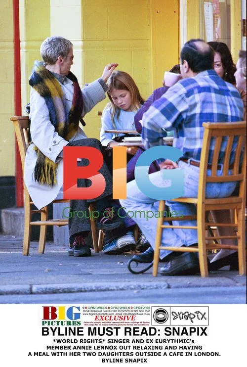 Annie Lennox and Daughters at Cafe