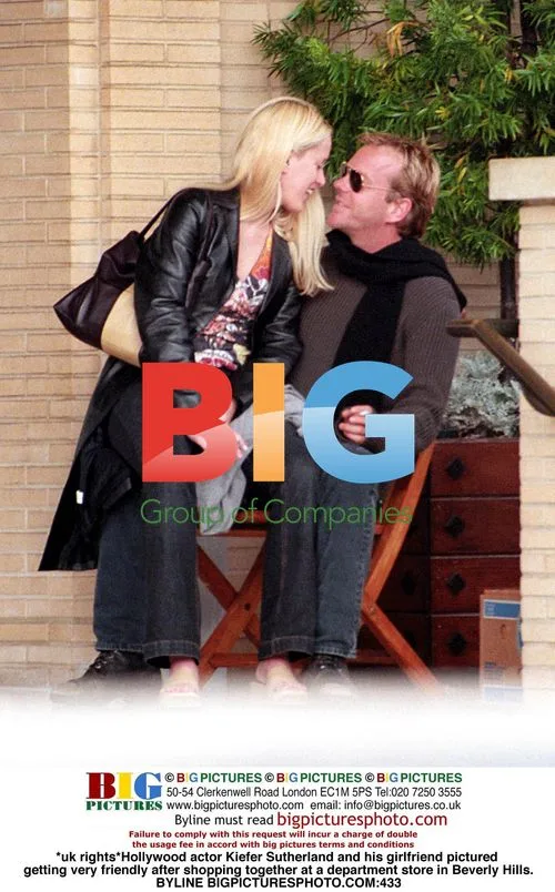 Kiefer Sutherland and girlfriend get cozy