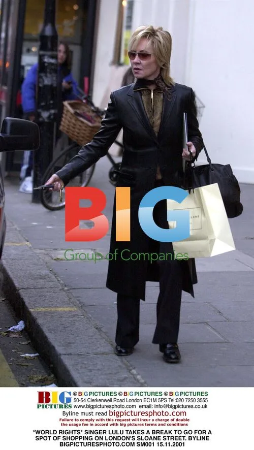 SINGER LULU GOES SHOPPING IN LONDON