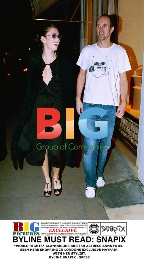 Anna Friel Shopping in Mayfair