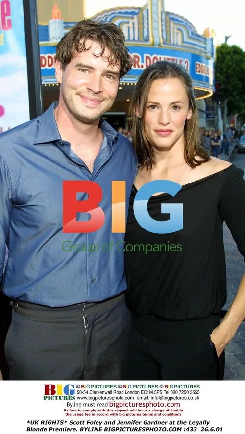 Scott Foley and Jennifer Gardner at Legally Blonde Premiere