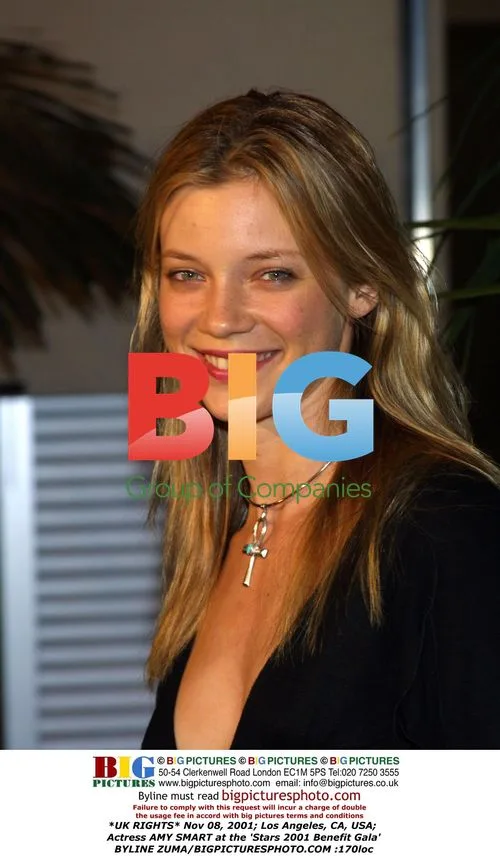 Amy Smart at Stars 2001 Benefit Gala