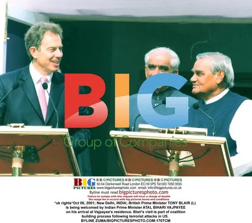 Blair welcomed by Indian PM Vajpayee