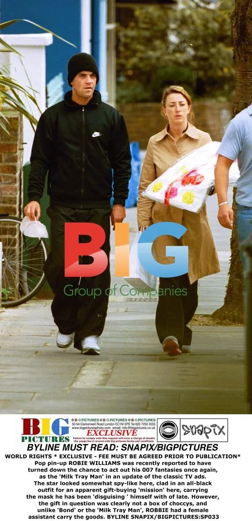 Robbie Williams spotted on London shopping trip