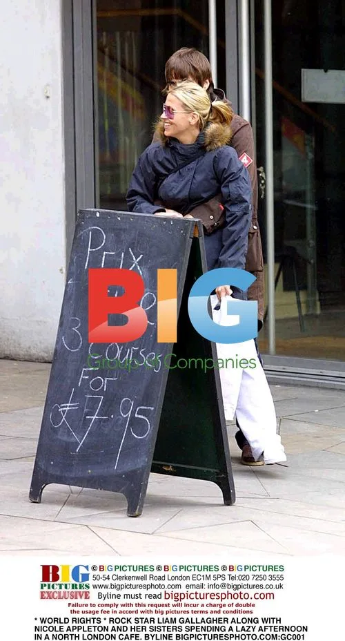 Rock Star Liam Gallagher and His Girlfriend Spend Afternoon in Cafe