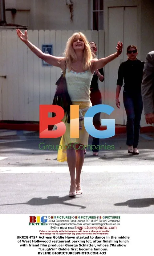 Goldie Hawn dances in restaurant parking lot