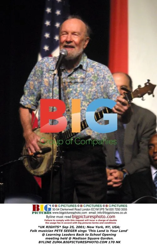 PETE SEEGER sings 'This Land is Your Land'