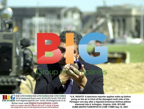Reporter applies make-up at Pentagon