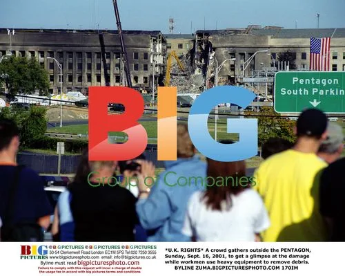 Crowd gathers at Pentagon after 9/11