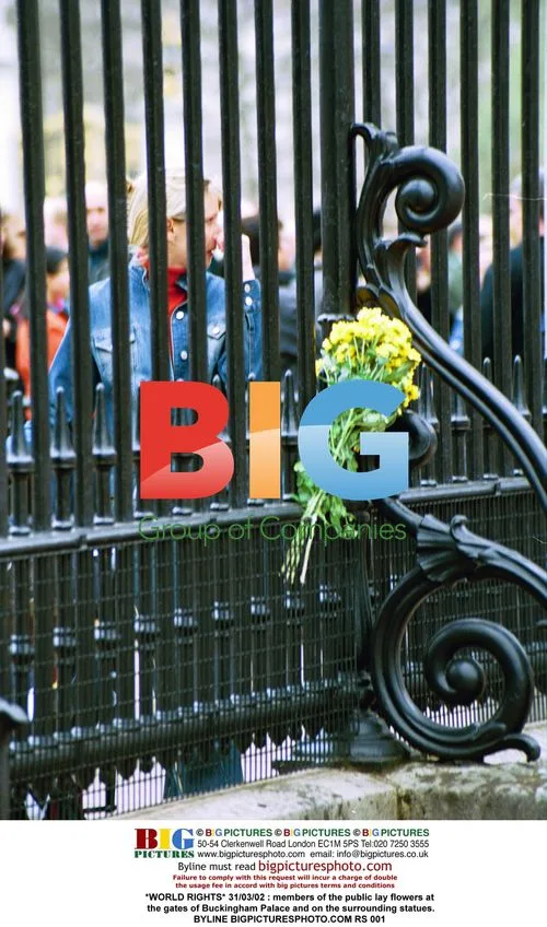 Mourners lay flowers at Buckingham Palace