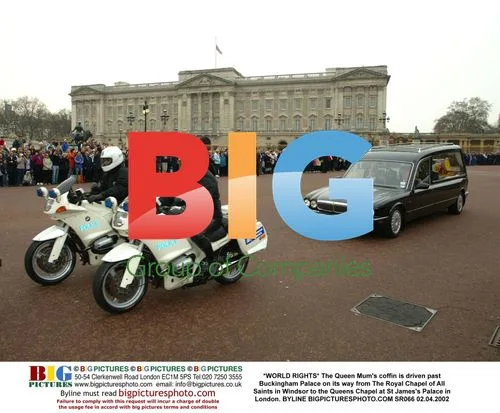 The Queen Mum's coffin driven past Buckingham Palace